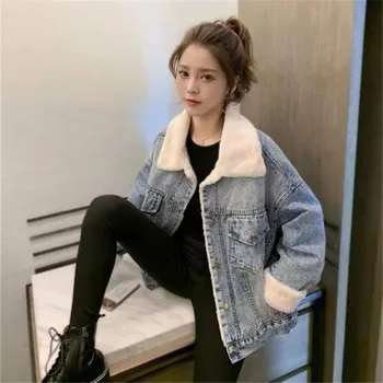 2023 Новая женская джинсовая куртка на шерстяной подкладке с шерстяным воротником, Корейская зимняя теплая джинсовая куртка свободного кроя и женское пальто