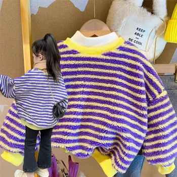 Детская одежда Толстовка для девочек в корейском стиле Зима 2023 Детская Полосатая, Контрастирующая по цвету с кашемировым пальто из утолщенной овечьей шерсти.