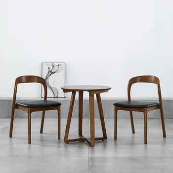 Круглый чайный столик из массива дерева, мастер-дизайн Кофейни, досуг, переговоры, встреча Балкон с одним столом и двумя стульями