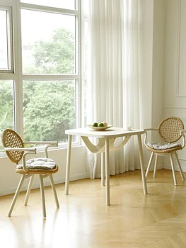 Маленькие столики и стулья на балконе, легкая роскошь, досуг и творческое плетение из ротанга, небольшой блок для хранения чайных комбинаций