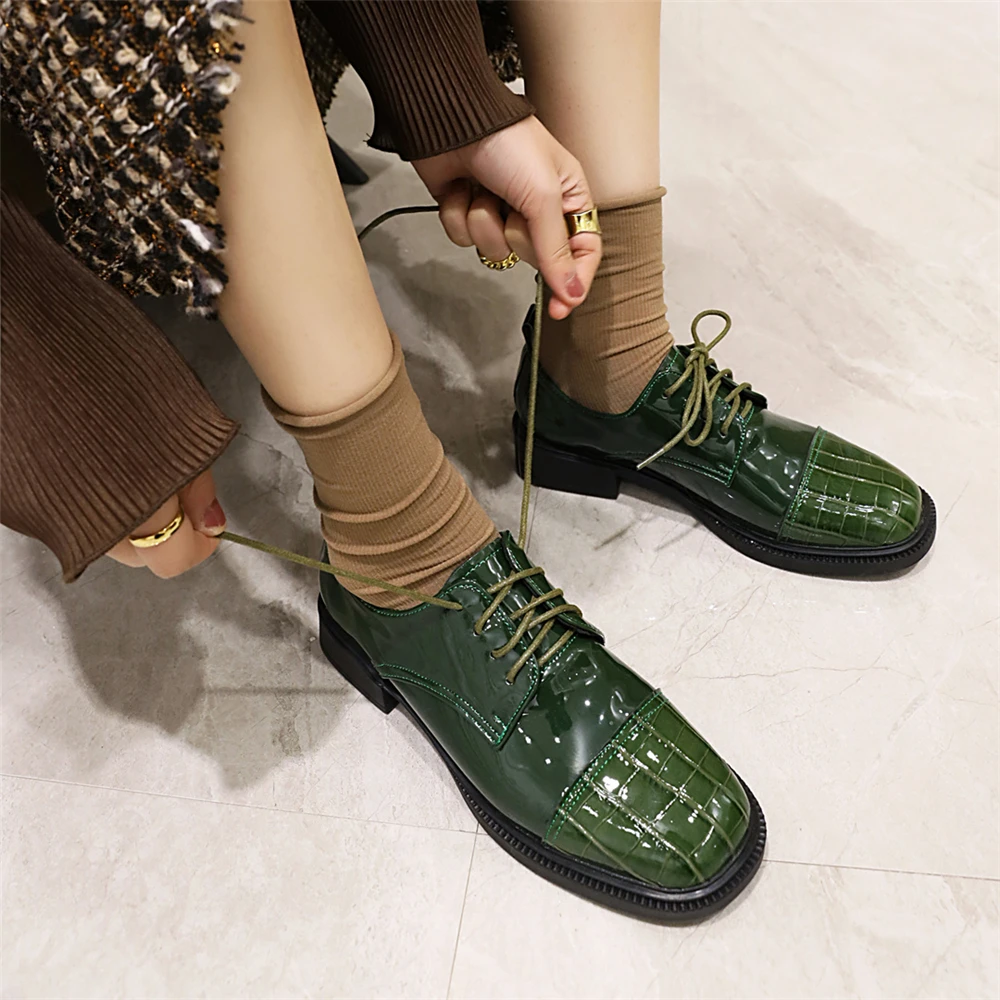 Демисезонные женские туфли-дерби на плоской платформе с перфорацией типа 