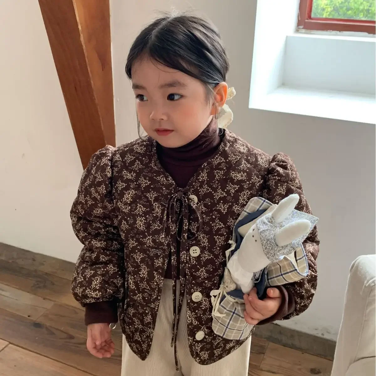 Детское пальто Зимняя детская одежда 2023 года, хлопковая утеплительница в стиле ретро, топ с длинными рукавами и цветочным рисунком для девочек, зимняя одежда для маленьких девочек - 2