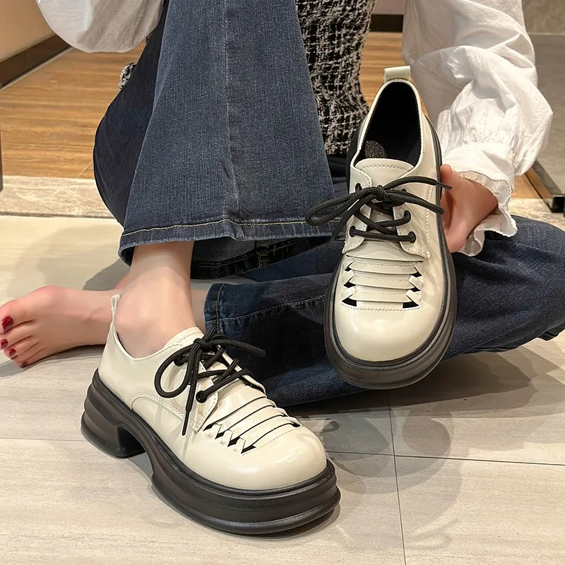 Женская обувь Lefu для отдыха Весной и осенью 2023 года.. Новые универсальные маленькие кожаные туфли на толстой подошве с цветными вставками на шнуровке. - 2