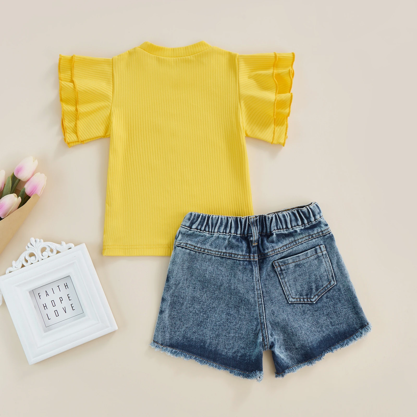 Летний брючный костюм из двух предметов для маленьких девочек, желтая футболка в рубчик с круглым вырезом и короткие джинсы с принтом маргаритки - 1
