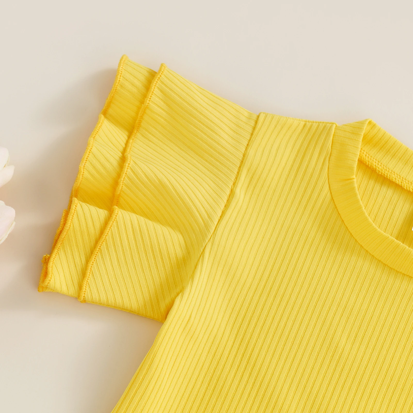 Летний брючный костюм из двух предметов для маленьких девочек, желтая футболка в рубчик с круглым вырезом и короткие джинсы с принтом маргаритки - 2