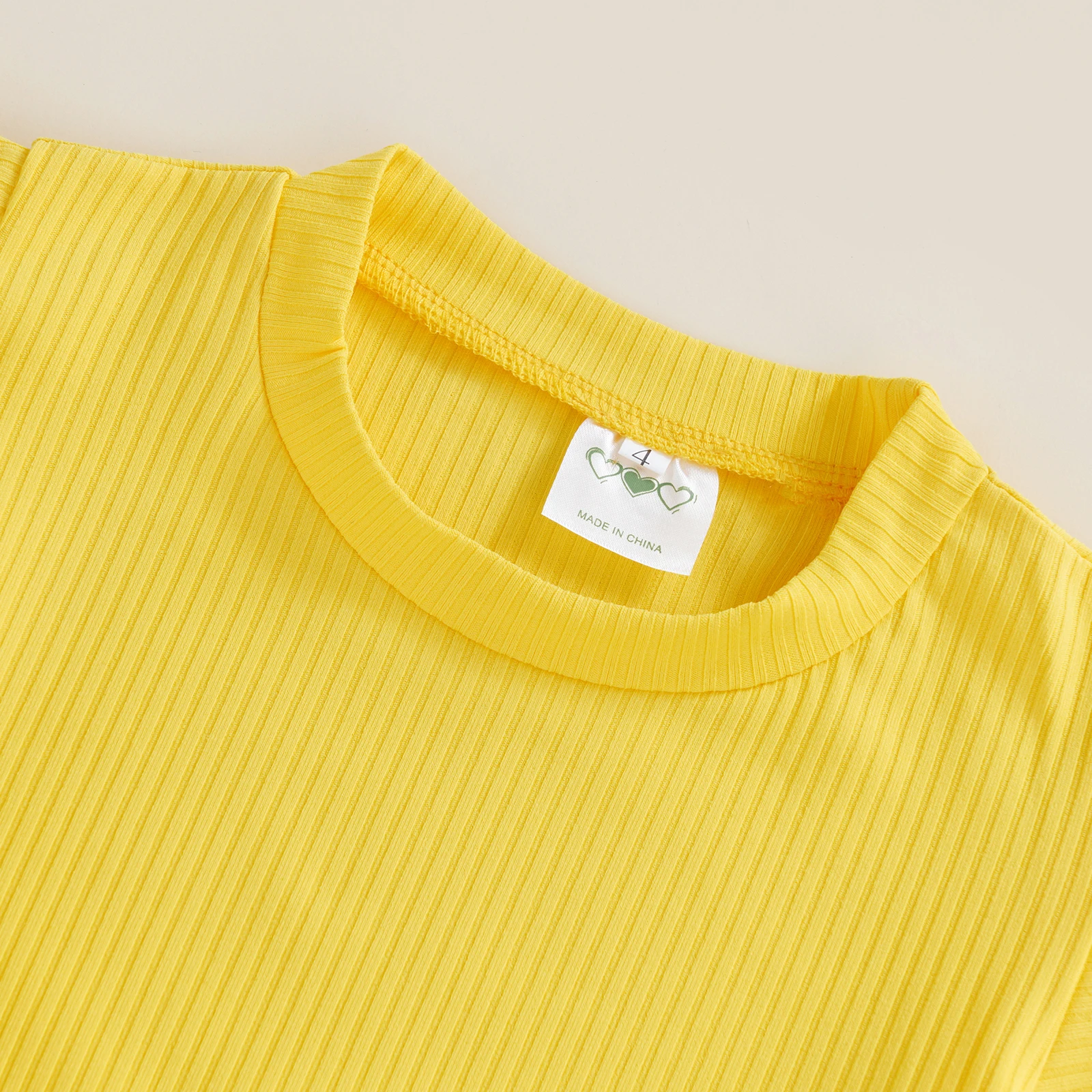 Летний брючный костюм из двух предметов для маленьких девочек, желтая футболка в рубчик с круглым вырезом и короткие джинсы с принтом маргаритки - 3