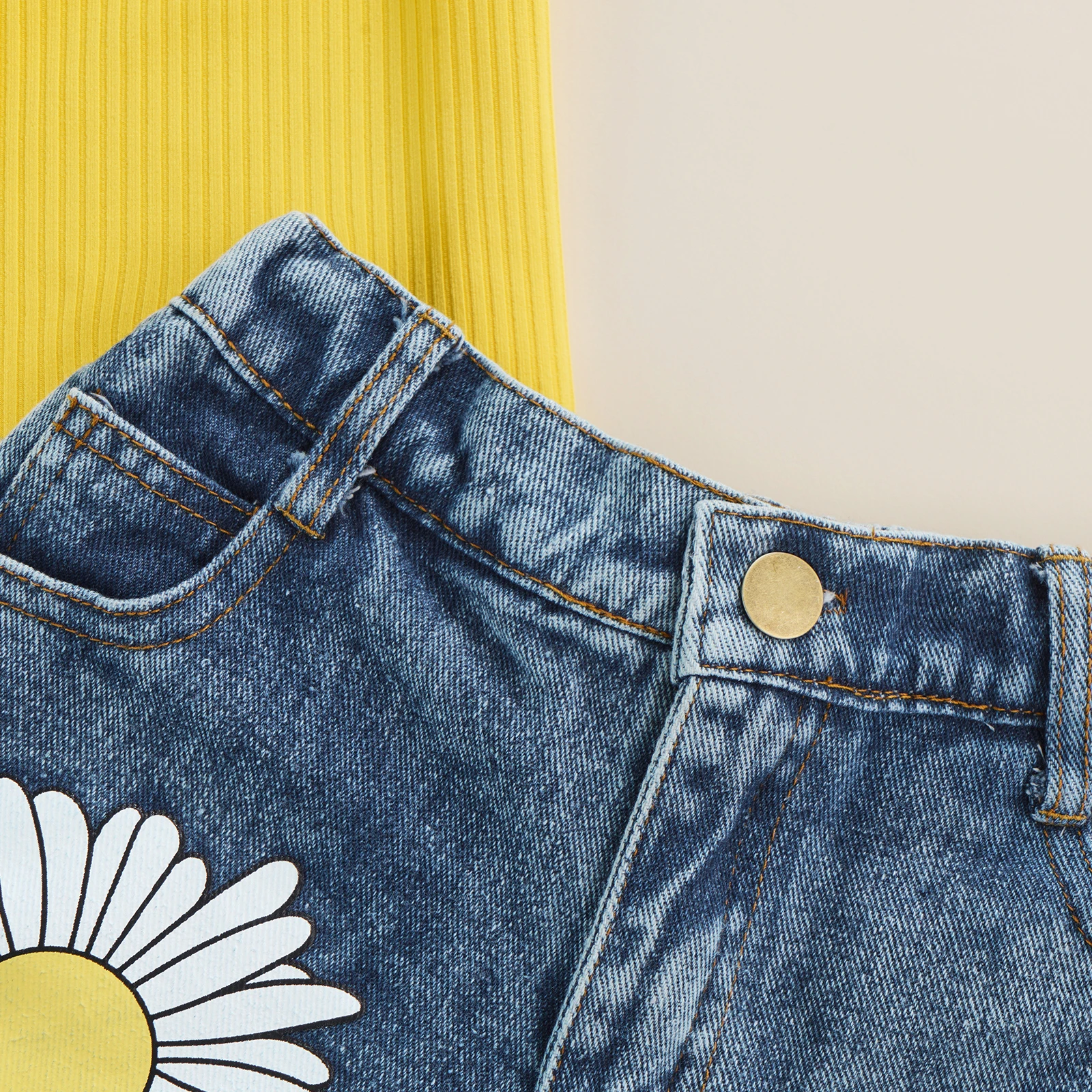 Летний брючный костюм из двух предметов для маленьких девочек, желтая футболка в рубчик с круглым вырезом и короткие джинсы с принтом маргаритки - 4