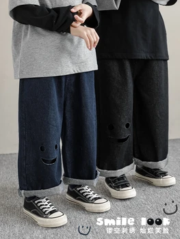 Джинсы для мальчиков с полым вышитым улыбающимся лицом, осенние новые детские свободные красивые брюки с прямой трубкой